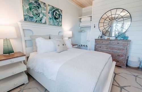 William's Town Villa | Beachfront Villa with Pool & Sandy Beach All Year Round