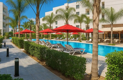 Al-Manasrah Ski Chalet | Beachfront Chalet in Porto Said with Pool and Garden