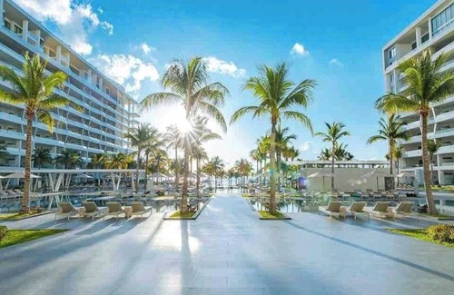 Playa Mujeres Hotel | Beachfront 1 Bedroom unit Cancun