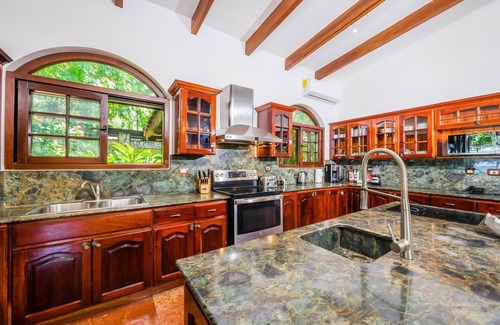 Tamarindo Villa | Beachfront 10BR Luxury Villa in Tamarindo – Walk to Town & Surf