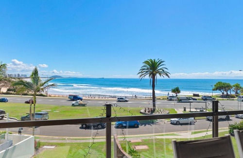 Alexandra Headland Apartment | Beachfront 2 bedroom apartment, air conditioning + balcony