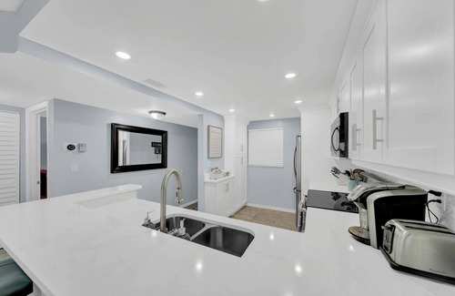 Hutchinson Island South Condo | Beachfront 2 bdr/2ba condo, AC, WiFi in fabulous Jensen Beach, Hutchinson Island
