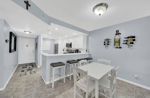 Hutchinson Island South Condo | Beachfront 2 bdr/2ba condo, AC, WiFi in fabulous Jensen Beach, Hutchinson Island