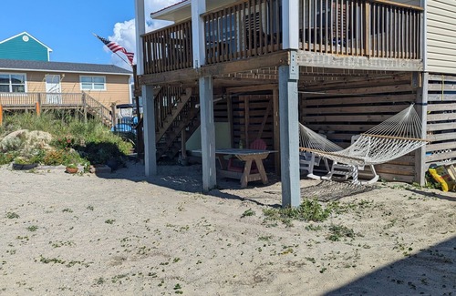 Long Beach Cottage | Beachfront 2-bedroom cottage with breathtaking view and just steps to the beach