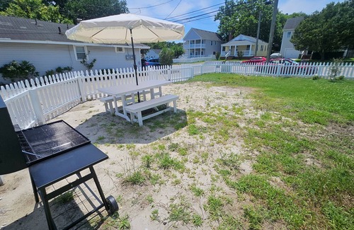 Bayview House | Beachfront 2BD+Den: DirectAccess|FencedYard|DogsOK