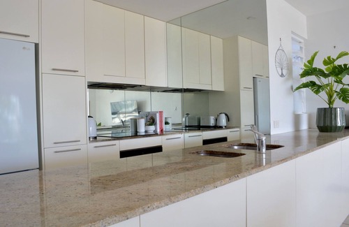 Trinity Beach Apartment | Beachfront 3-Bed with Pool & Stunning Ocean Views