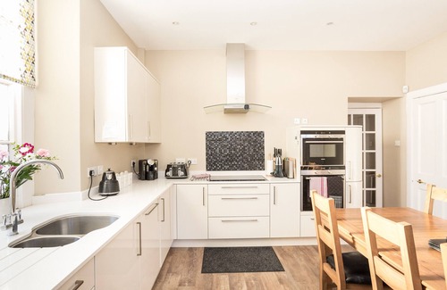 North Berwick Apartment | Beachfront 3 bedroom ground floor luxury holiday apartment in North Berwick with parking
