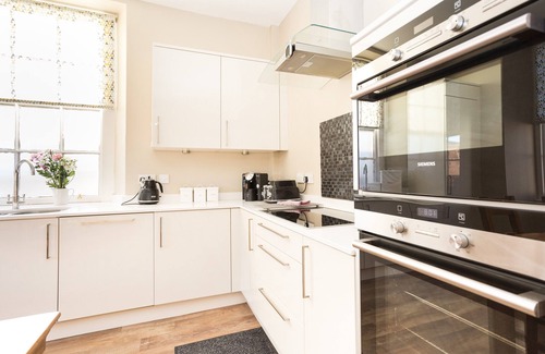 North Berwick Apartment | Beachfront 3 bedroom ground floor luxury holiday apartment in North Berwick with parking