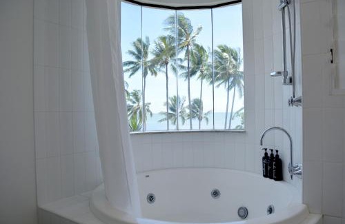 Trinity Beach Apartment | Beachfront 3-Bed with Pool & Stunning Ocean Views