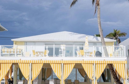 Bonita Springs House | Beachfront 3 bedrooms 2 bath house . Walk out into the sand🐬