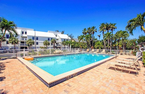 Captiva Villa | Beachfront 3BR Villa with Panoramic Gulf Views & Large Shared Pool w/King Bed