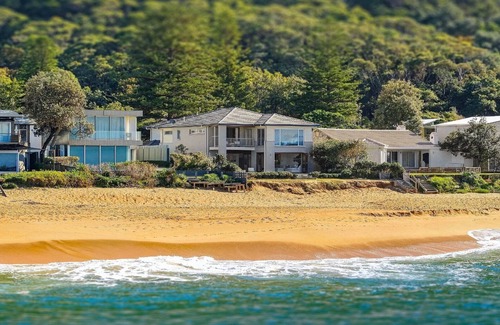 Pearl Beach House | Beachfront, 5 bedrooms, 5 bathroooms!