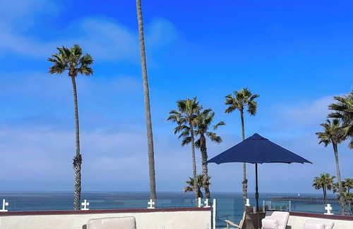 Townsite House | Beachfront-5 Bedrooms-Rooftop Patio-Private Garage-nOceanside Dolphin Villa