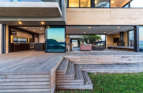 Umina Beach House | Beachfront accommodation, stroll to shops