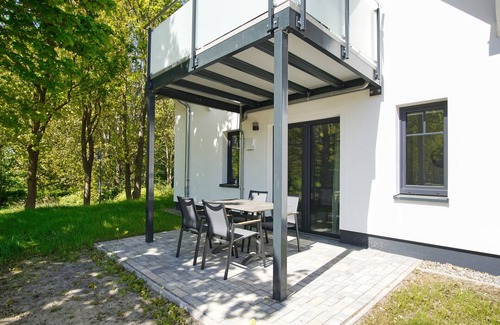 Lobbe Apartment | Beachfront apartment with terrace, use of swimming pool and sauna - Rex Rugia apartment 15-1