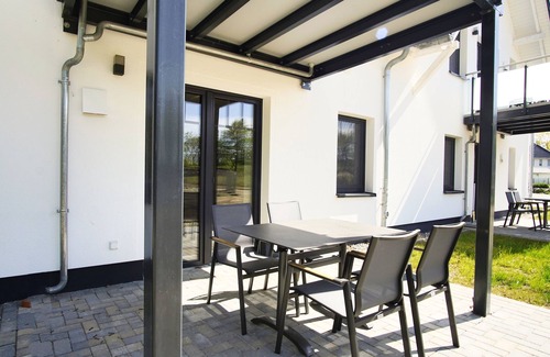 Lobbe Apartment | Beachfront apartment with terrace, use of swimming pool and sauna - Rex Rugia apartment 15-2