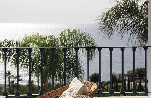Velilla-Taramay Apartment | Beachfront apartment, swimming pool with salt water, gardens 2 min walk to the beach.