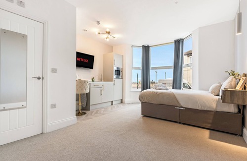 Redcar Hotel | Beachfront Aparthotel, Seaview Apartment with free parking #2