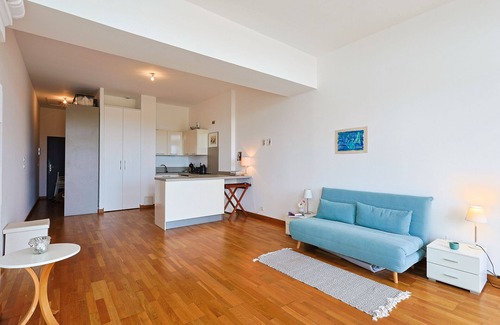 Le Dramont Apartment | Beachfront apartment for two persons with large patio and underground garage