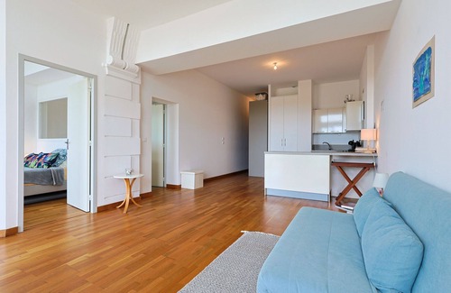 Le Dramont Apartment | Beachfront apartment for two persons with large patio and underground garage
