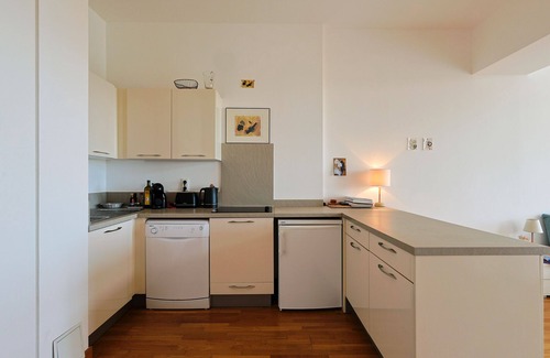 Le Dramont Apartment | Beachfront apartment for two persons with large patio and underground garage