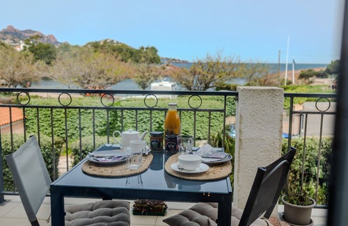 Le Dramont Apartment | Beachfront apartment for two persons with large patio and underground garage