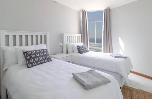 Amanzimtoti Apartment | Beachfront apartment with amazing sea views and direct beach access.