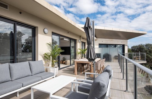 Rosebud Apartment | Beachfront Apartment with lots of Wow