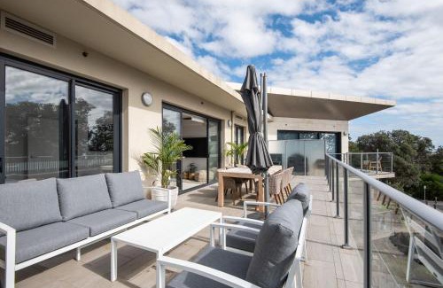 Rosebud Apartment | Beachfront Apartment with lots of Wow