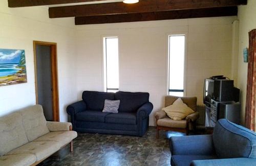 Rings Beach House | Beachfront Bach - Rings Beach Bach