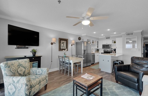 Crystal Beach Condo | BeachFront, Bch Svc, pool, wifi, Kitchen, grill