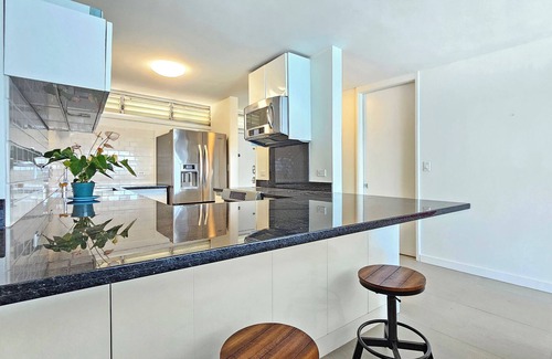 Diamond Head - Kapahulu - St. Louis Condo | Beachfront Beautiful & Spacious King bed Condo with Dedicated Free Parking Spot