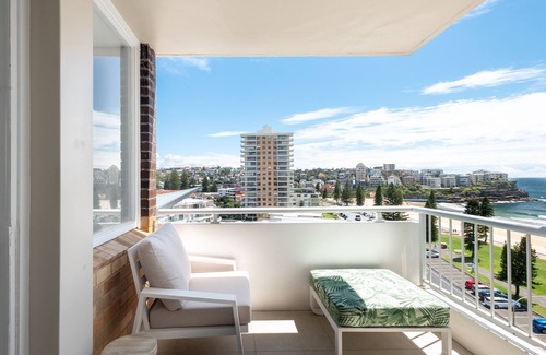 Manly Apartment | Beachfront Beauty with 270° Views Short Level Walk to Manly