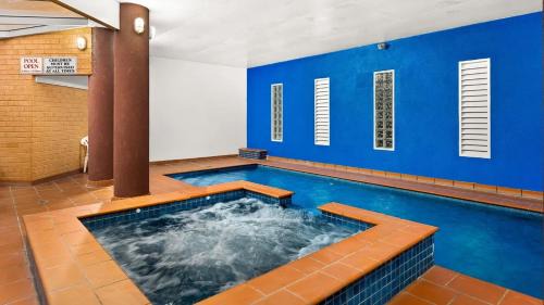 Cowes House | Beachfront Bliss - shared indoor pool & spa