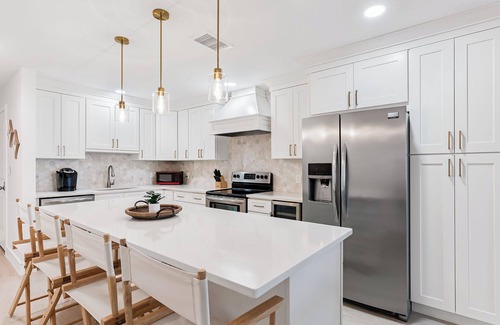 Belleair Beach Condo | Beachfront Bliss~Room to Unwind~30-Day Min