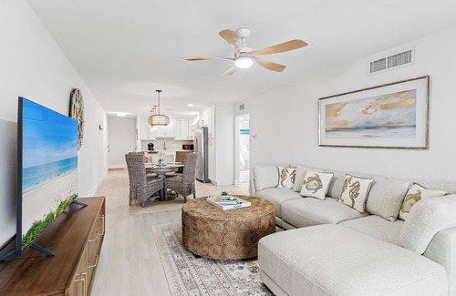 Belleair Beach Condo | Beachfront Bliss~Room to Unwind~30-Day Min