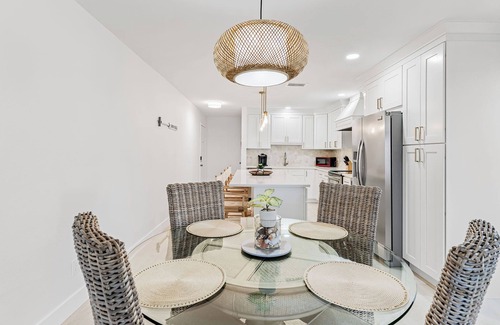 Belleair Beach Condo | Beachfront Bliss~Room to Unwind~30-Day Min
