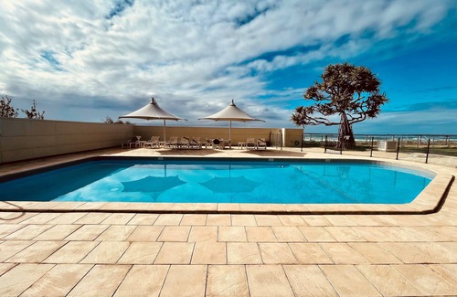 Surfers Paradise Apartment | Beachfront Bliss – Views, Pool & Café Next Door