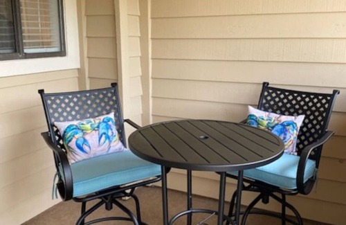 Palmetto Dunes Condo | Beachfront Complex - 3 Pools & Tennis - King Bed