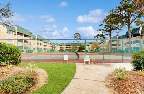 Palmetto Dunes Condo | Beachfront Complex - 3 pools & Tennis - King Bed