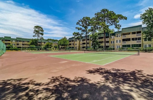 Palmetto Dunes Condo | Beachfront Complex - 3 pools & Tennis - King Bed