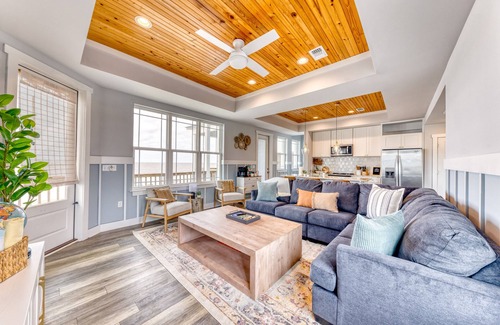 Long Beach House | Beachfront |Cargo Elevator | Steps to Beach | Baby+Beach Gear | Lawn+Board Games