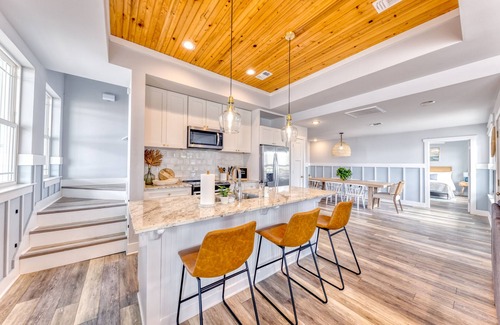 Long Beach House | Beachfront |Cargo Elevator | Steps to Beach | Baby+Beach Gear | Lawn+Board Games