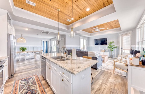 Long Beach House | Beachfront |Cargo Elevator | Steps to Beach | Baby+Beach Gear | Lawn+Board Games