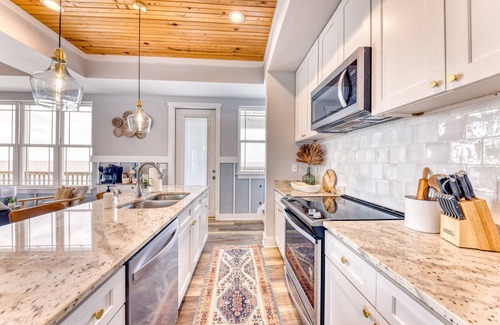 Long Beach House | Beachfront |Cargo Elevator | Steps to Beach | Baby+Beach Gear | Lawn+Board Games