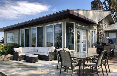 Huron House | Beachfront + Cedar Point + Fishing + Firepit + Park & Pier = Lake House Vibe!