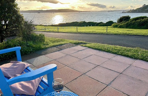 Down Thomas Ski Chalet | BEACHFRONT CHALET SPECTACULAR VIEWS QUIET 25 STEPS TO BEACH PARKING COAST WALKS