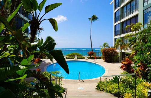Kahala Condo | Beachfront Condo! Beautiful Beach!