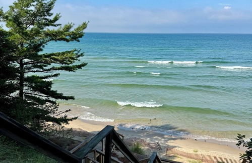 West Olive Cottage | Beachfront Cottage On Lake Michigan! Great Views, Private Setting, Relaxing Days