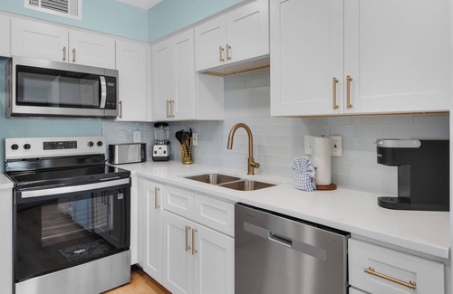 Crystal Beach Condo | Beachfront Destin Getaway + Free Tickets: Dolphin Cruise, Golf & More!
